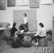 Lata 60., Gdańsk, Polska.
Kobieta pozuje studentkom uczestniczącym w zajęciach z rysunku i malarstwa w Państwowej Wyższej Szkole Sztuk Plastycznych. W 1954 r. uczelnia została przeniesiona z Sopotu do budynku Wielkiej Zbrojowni przy Targu Węglowym w Gdańsku.  
Fot. Irena Jarosińska, zbiory Ośrodka KARTA