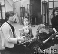 Lata 60., Gdańsk, Polska.
Studentki Państwowej Wyższej Szkoły Sztuk Plastycznych uczestniczą w zajęciach z malarstwa i rysunku. W 1954 r. uczelnia została przeniesiona z Sopotu do budynku Wielkiej Zbrojowni przy Targu Węglowym w Gdańsku.  
Fot. Irena Jarosińska, zbiory Ośrodka KARTA