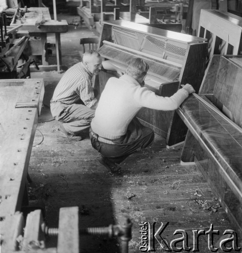 Lata 60., Kalisz, Polska.
Pracownicy Fabryki Fortepianów i Pianin „Calisia” podczas pracy nad nowym pianinem.
Fot. Irena Jarosińska, zbiory Ośrodka KARTA