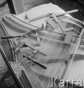 Lata 60., Kalisz, Polska.
Mechanizm wnętrza pianina wyprodukowany w Fabryce Fortepianów i Pianin „Calisia”.
Fot. Irena Jarosińska, zbiory Ośrodka KARTA