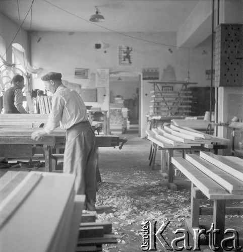 Lata 60., Kalisz, Polska.
Pracownicy Fabryki Fortepianów i Pianin „Calisia” podczas pracy.
Fot. Irena Jarosińska, zbiory Ośrodka KARTA