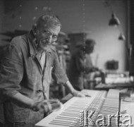 Lata 60., Kalisz, Polska.
Fabryka Fortepianów i Pianin „Calisia”. Na zdjęciu prawdopodobnie Gustaw Arnold Fibiger (III), Główny Konstruktor instrumentów, do 1953 r. dyrektor fabryki.
Fot. Irena Jarosińska, zbiory Ośrodka KARTA