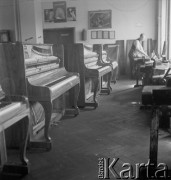 Lata 60., Kalisz, Polska.
Pianina wyprodukowane w Fabryce Fortepianów i Pianin „Calisia”. 
Fot. Irena Jarosińska, zbiory Ośrodka KARTA