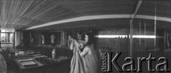 Lata 60., Polska.
Kobiety zmieniają aranżację wnętrza salonu z odzieżą.
Fot. Irena Jarosińska, zbiory Ośrodka KARTA