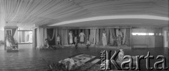 Lata 60., Polska.
Kobiety zmieniają aranżację wnętrza salonu z odzieżą.
Fot. Irena Jarosińska, zbiory Ośrodka KARTA