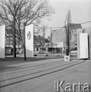 28.11.1965-2.01.1966, Czechosłowacja.
Wejście na teren fabryki, w której zorganizowano wystawę maszyn do obróbki drewna polskiej Centrali Handlu Zagranicznego 