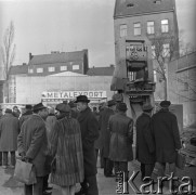 28.11.1965-2.01.1966, Czechosłowacja.
Grupa osób zwiedzająca wystawę maszyn do obróbki drewna polskiej Centrali Handlu Zagranicznego 
