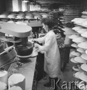 1970, Wałbrzych, woj. wrocławskie, Polska.
Pracownica Zakładu Porcelany Stołowej 