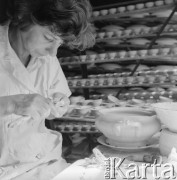 1970, Wałbrzych, woj. wrocławskie, Polska.
Pracownica Zakładu Porcelany Stołowej 