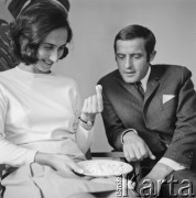 1970, Wałbrzych, woj. wrocławskie, Polska.
Małżeństwo Kowalskich - inżynierowie z warszawskiego Instytutu Przemysłu Szkła i Ceramiki przedstawiają nową masę porcelanową, wykorzystywaną w Zakładzie Porcelany Stołowej 