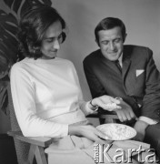 1970, Wałbrzych, woj. wrocławskie, Polska.
Małżeństwo Kowalskich - inżynierowie z warszawskiego Instytutu Przemysłu Szkła i Ceramiki przedstawiają nową masę porcelanową, wykorzystywaną w Zakładzie Porcelany Stołowej 