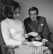 1970, Wałbrzych, woj. wrocławskie, Polska.
Małżeństwo Kowalskich - inżynierowie z warszawskiego Instytutu Przemysłu Szkła i Ceramiki przedstawiają nową masę porcelanową, wykorzystywaną w Zakładzie Porcelany Stołowej 