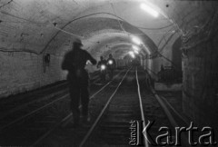 10.02.1961, Śląsk, Polska.
Rybnicki Okręg Węglowy. Górnicy w podziemnym chodniku w kopalni.
Fot. Irena Jarosińska, zbiory Ośrodka KARTA