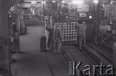 10.02.1961, Śląsk, Polska.
Rybnicki Okręg Węglowy. Górnicy przed szybem zjazdowym.
Fot. Irena Jarosińska, zbiory Ośrodka KARTA
