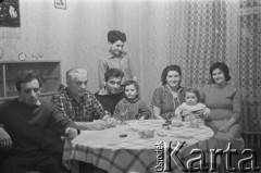 10.02.1961, Śląsk, Polska.
Rybnicki Okręg Węglowy. Górnicza rodzina przy stole.
Fot. Irena Jarosińska, zbiory Ośrodka KARTA