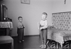 10.02.1961, Śląsk, Polska.
Rybnicki Okręg Węglowy. Dzieci z górniczej rodziny.
Fot. Irena Jarosińska, zbiory Ośrodka KARTA