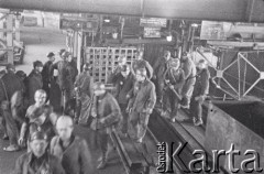 10.02.1961, Śląsk, Polska.
Rybnicki Okręg Węglowy. Górnicy wychodzą z szybu zjazdowego po skończonej pracy na dole.
Fot. Irena Jarosińska, zbiory Ośrodka KARTA