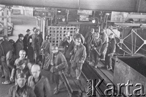 10.02.1961, Śląsk, Polska.
Rybnicki Okręg Węglowy. Górnicy wychodzą z szybu zjazdowego po skończonej pracy na dole.
Fot. Irena Jarosińska, zbiory Ośrodka KARTA