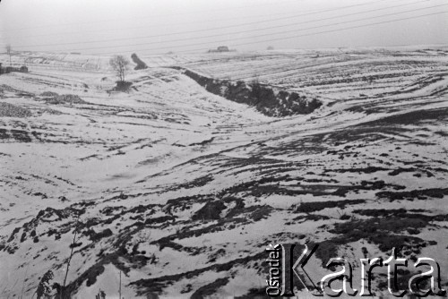 10.02.1961, Śląsk, Polska.
Pola przylegające do kopalni Rybnickiego Okręgu Węglowego.
Fot. Irena Jarosińska, zbiory Ośrodka KARTA