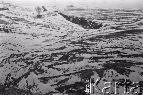 10.02.1961, Śląsk, Polska.
Pola przylegające do kopalni Rybnickiego Okręgu Węglowego.
Fot. Irena Jarosińska, zbiory Ośrodka KARTA