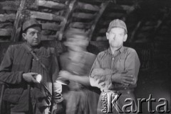 10.02.1961, Śląsk, Polska.
Rybnicki Okręg Węglowy. Górnicy w podziemnym chodniku w kopalni.
Fot. Irena Jarosińska, zbiory Ośrodka KARTA