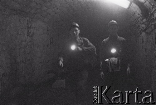 10.02.1961, Śląsk, Polska.
Rybnicki Okręg Węglowy. Górnicy w podziemnym chodniku w kopalni.
Fot. Irena Jarosińska, zbiory Ośrodka KARTA