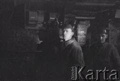 10.02.1961, Śląsk, Polska.
Rybnicki Okręg Węglowy. Górnicy w podziemnym chodniku w kopalni.
Fot. Irena Jarosińska, zbiory Ośrodka KARTA