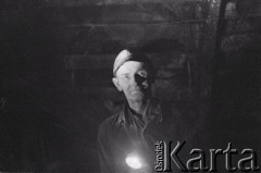 10.02.1961, Śląsk, Polska.
Rybnicki Okręg Węglowy. Górnik w podziemnym chodniku kopalni.
Fot. Irena Jarosińska, zbiory Ośrodka KARTA
