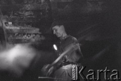 10.02.1961, Śląsk, Polska.
Rybnicki Okręg Węglowy. Górnik podczas pracy w podziemnym chodniku w kopalni.
Fot. Irena Jarosińska, zbiory Ośrodka KARTA