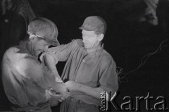 10.02.1961, Śląsk, Polska.
Rybnicki Okręg Węglowy. Górnicy w podziemnym chodniku w kopalni.
Fot. Irena Jarosińska, zbiory Ośrodka KARTA