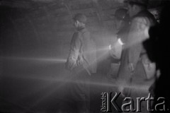 10.02.1961, Śląsk, Polska.
Rybnicki Okręg Węglowy. Górnicy w podziemnym chodniku w kopalni.
Fot. Irena Jarosińska, zbiory Ośrodka KARTA