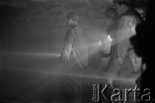 10.02.1961, Śląsk, Polska.
Rybnicki Okręg Węglowy. Górnicy w podziemnym chodniku w kopalni.
Fot. Irena Jarosińska, zbiory Ośrodka KARTA