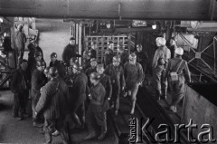 10.02.1961, Śląsk, Polska.
Rybnicki Okręg Węglowy. Górnicy wychodzą z szybu zjazdowego po skończonej pracy na dole.
Fot. Irena Jarosińska, zbiory Ośrodka KARTA