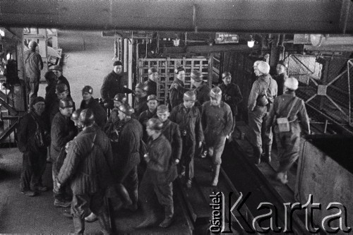 10.02.1961, Śląsk, Polska.
Rybnicki Okręg Węglowy. Górnicy wychodzą z szybu zjazdowego po skończonej pracy na dole.
Fot. Irena Jarosińska, zbiory Ośrodka KARTA