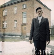 1962, Knurów, woj. śląskie, Polska.
Mężczyzna stojący przed budynkiem mieszkalnym, prawdopodobnie górnik z Kopalni Węgla Kamiennego Szczygłowice.
Fot. Irena Jarosińska, zbiory Ośrodka KARTA