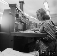 Lata 60. lub 70., Piława Górna, Polska.
Pracownica Zakładu Przemysłu Odzieżowego 