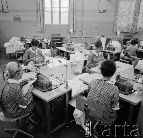 Lata 60. lub 70., Piława Górna, Polska.
Krawcowe z Zakładu Przemysłu Odzieżowego 
