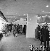 1968-1972, Kraków lub Rzeszów, Polska.
Klienci w sklepie Banku PeKaO.
Fot. Irena Jarosińska, zbiory Ośrodka KARTA