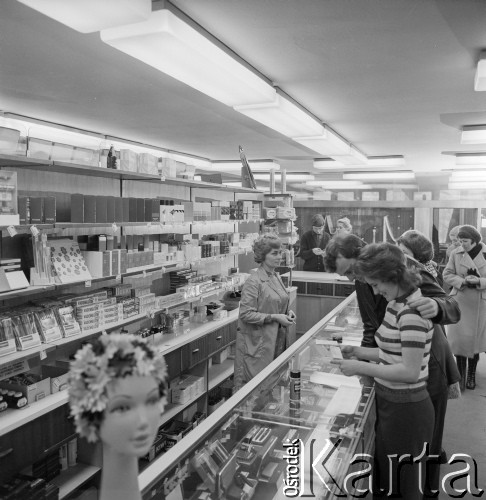 1968-1972, Kraków lub Rzeszów, Polska.
Klienci w sklepie Banku PeKaO.
Fot. Irena Jarosińska, zbiory Ośrodka KARTA