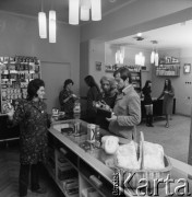 1968-1972, Kraków lub Rzeszów, Polska.
Sklep Banku PeKaO. Klienci oglądają towary.
Fot. Irena Jarosińska, zbiory Ośrodka KARTA