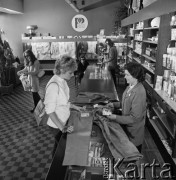 1968-1972, Nowy Targ, Polska.
Klientka ogląda spodnie w sklepie Banku PeKaO.
Fot. Irena Jarosińska, zbiory Ośrodka KARTA