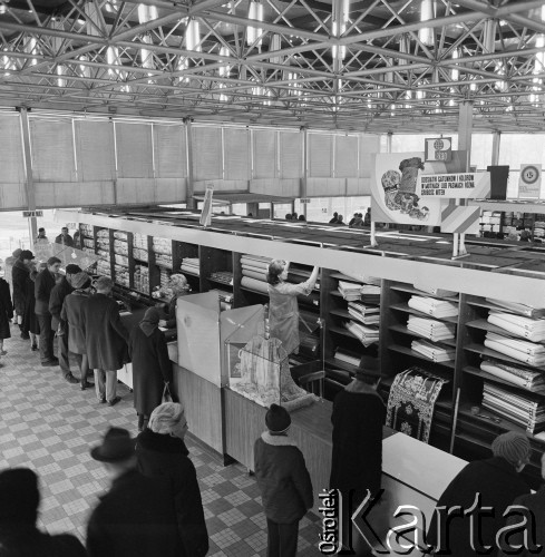 1968-1972, Kraków lub Rzeszów, Polska.
Klienci w sklepie Banku PeKaO.
Fot. Irena Jarosińska, zbiory Ośrodka KARTA