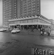 1968-1972, Kraków lub Rzeszów, Polska.
Pasaż handlowy, w którym znajduje się sklep Banku PeKaO.
Fot. Irena Jarosińska, zbiory Ośrodka KARTA