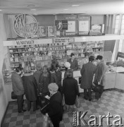 1968-1972, Kraków lub Rzeszów, Polska.
Klienci w sklepie Banku PeKaO.
Fot. Irena Jarosińska, zbiory Ośrodka KARTA