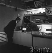 1968-1972, Nowy Targ, Polska.
Sklep Banku PeKaO. Mężczyzna w dziale z odbiornikami radiowymi i telewizyjnymi.
Fot. Irena Jarosińska, zbiory Ośrodka KARTA