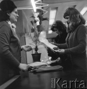 1968-1972, Nowy Targ, Polska.
Sklep Banku PeKaO. Klientki w dziale odzieży damskiej.  
Fot. Irena Jarosińska, zbiory Ośrodka KARTA