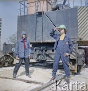Lata 70., Warszawa, Polska.
Mężczyźni prezentują kombinezony robocze dla budowlańców. 
Fot. Irena Jarosińska, zbiory Ośrodka KARTA