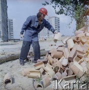 Lata 70., Warszawa, Polska.
Mężczyzna prezentuje kombinezon roboczy dla budowlańców. 
Fot. Irena Jarosińska, zbiory Ośrodka KARTA