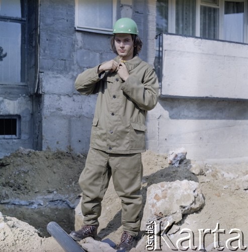 Lata 70., Warszawa, Polska.
Mężczyzna prezentuje odzież roboczą dla budowlańców. 
Fot. Irena Jarosińska, zbiory Ośrodka KARTA