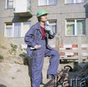 Lata 70., Warszawa, Polska.
Zdzisława Murawska prezentuje kombinezon roboczy dla budowlańców. 
Fot. Irena Jarosińska, zbiory Ośrodka KARTA